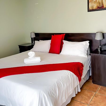 Oasis Of Life Guest House Witbank Eksteriør billede