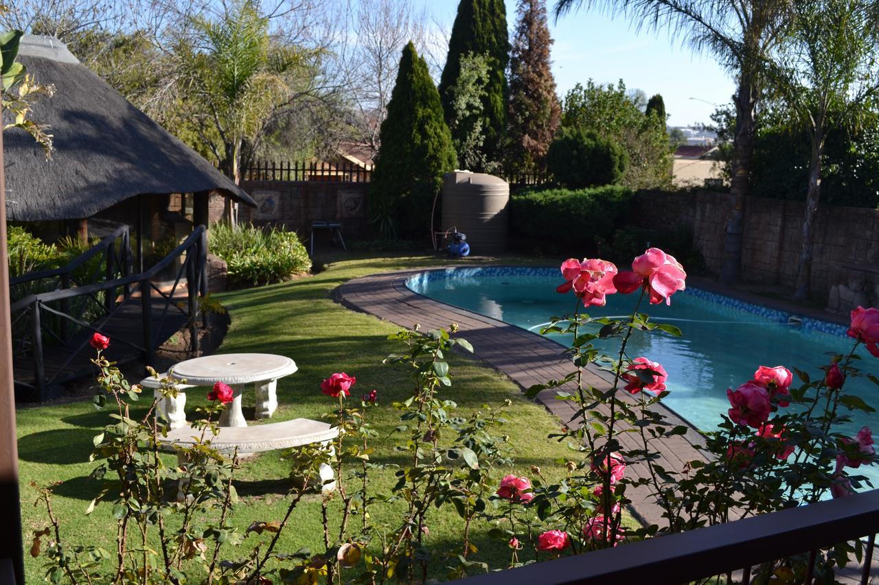 Oasis Of Life Guest House Witbank Eksteriør billede